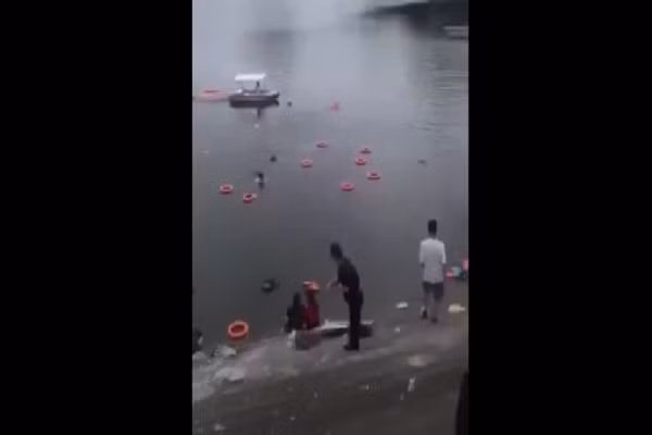 Trung Quoc: Xe buyt cho hoc sinh di thi dai hoc lao xuong ho