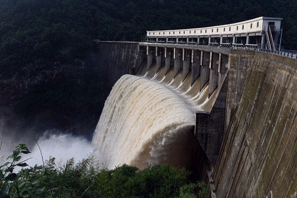 Theo Reuters, sông Hoài chảy qua các tỉnh Hà Nam, An Huy và Giang Tô. Con sông chảy qua các thành phố lớn, trung tâm sản xuất nông nghiệp hay chế tạo như Phụ Dương, Hoài Nam (An Huy), và Tín Dương (Hà Nam). Các quan chức cho biết mực nước 10 hồ chứa trên sông Hoài tăng 6,85 m. Trong ảnh, một đập xả nước ở tỉnh An Huy ngày 16/7. Ảnh: Tân Hoa Xã.