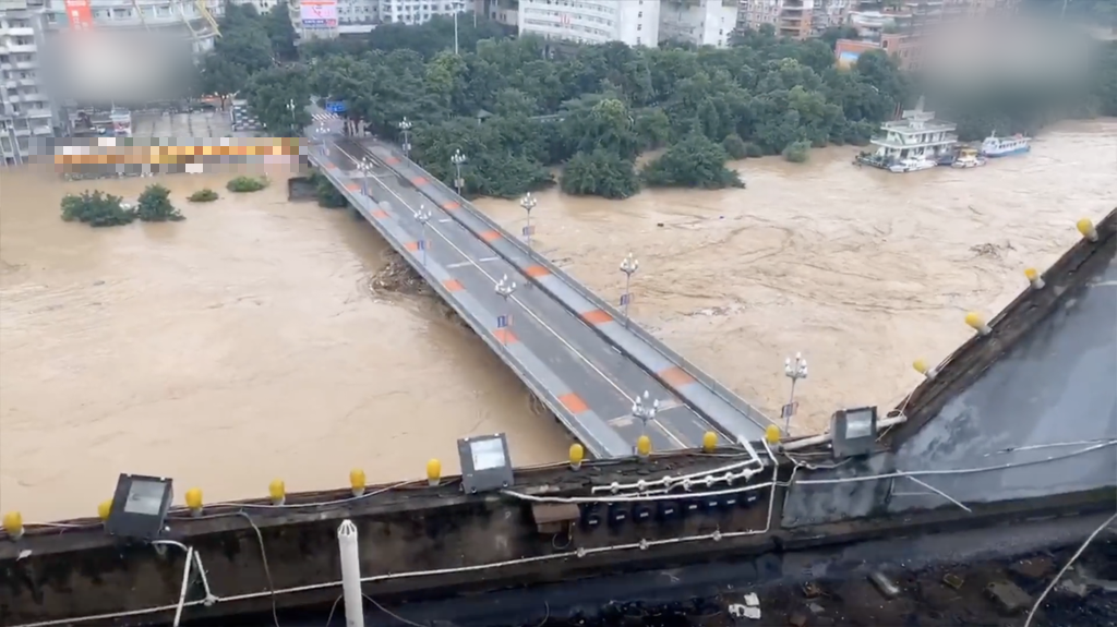 Ngày 18/7, tỉnh An Huy nâng mức phản ứng lũ lên mức cao nhất. Hai tuần nay, Trung Quốc đã hứng chịu mưa lớn trên cả nước, từ Trùng Khánh (trong ảnh) ở phía tây nam đến Thượng Hải ở bờ đông, theo Reuters. Trước đó, một số vùng dọc sông Trường Giang, bao gồm thành phố Vũ Hán (tỉnh Hồ Bắc) và tỉnh Giang Tây, cũng ra cảnh báo cao nhất. Ảnh: CGTN.
