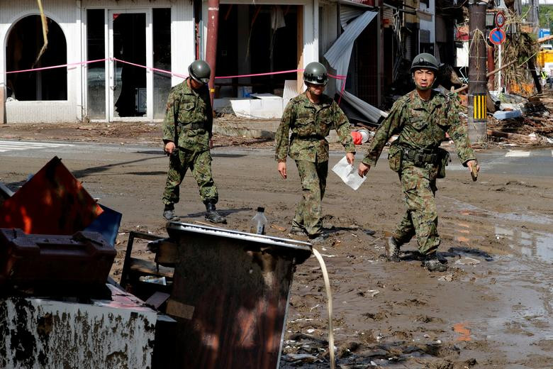 Lực lượng Phòng vệ Nhật Bản đi kiểm tra khu vực bị ảnh hưởng bởi mưa lũ ở Hitoyoshi ngày 8/7.