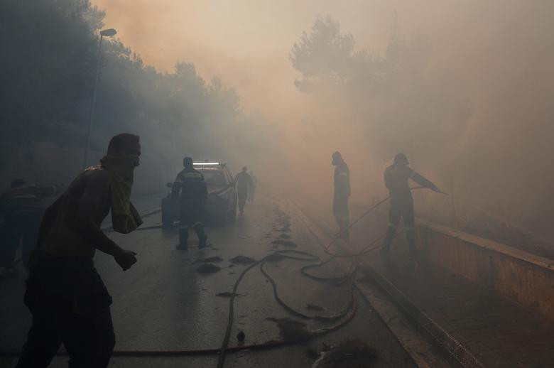 Khói lửa mù mịt do cháy rừng hoành hành ở Hy Lạp.