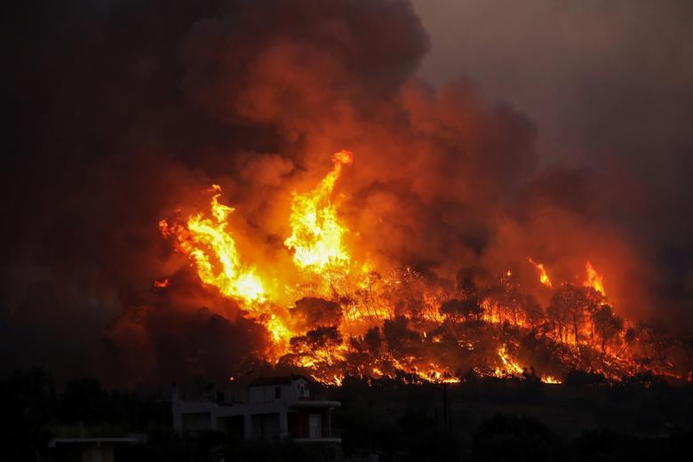 Lửa cháy dữ dội ở ngôi làng Kechries.