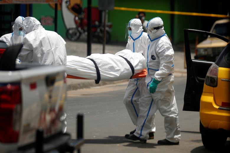 Thi thể người tử vong vì COVID-19 được đưa đi ở San Marcos.