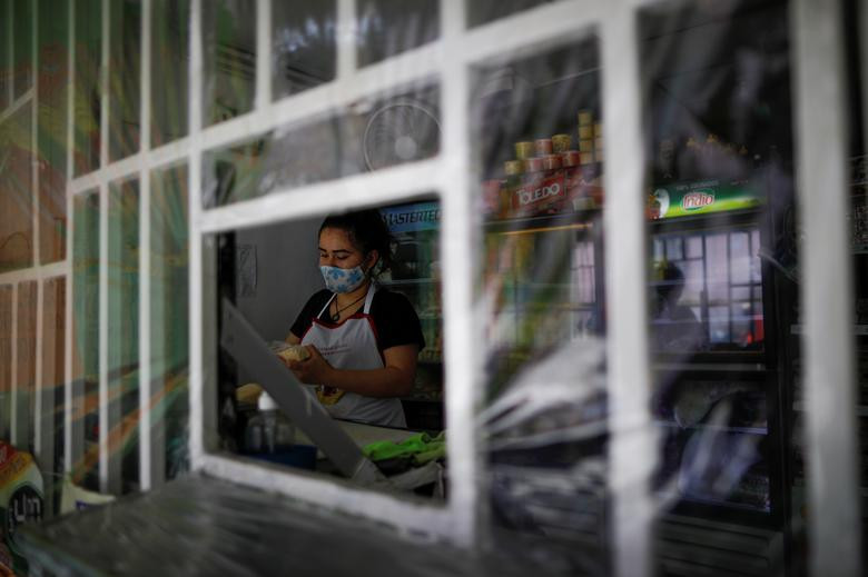 Hôm 13/6, Tổng thống El Salvador Nayib Bukele thông báo nền kinh tế của quốc gia châu Mỹ này có thể bắt đầu mở cửa trở lại từ ngày 16/6, sau nhiều tuần phải tạm dừng do các biện pháp phong tỏa để chống dịch COVID-19.