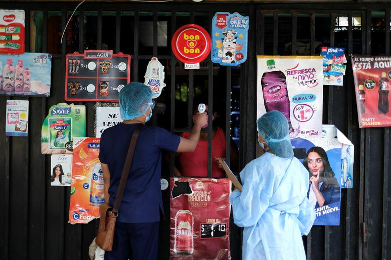 Nhân viên y tế đo thân nhiệt cho một cư dân giữa lúc dịch COVID-19 vẫn hoành hành ở Soyapango, El Salvador, ngày 3/7.