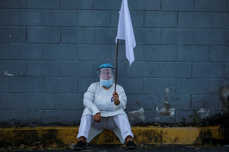 Một thành viên của Viện An sinh Xã hội Salvadoran (ISSS) tham gia cuộc biểu tình yêu cầu các biện pháp cách ly để hạn chế sự lây lan của dịch COVID-19, tại San Salvador, ngày 16/7. Mời độc giả xem thêm video: WHO chính thức đặt tên cho virus corona mới là SARS-CoV-2 (Nguồn video: VTC1)