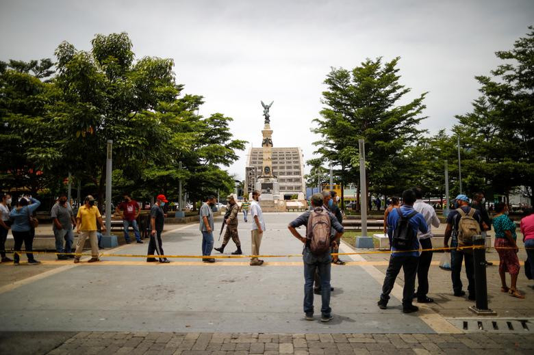 Mọi người xếp hàng nhận gói thực phẩm hỗ trợ sau khi Tổng thống El Salvador Nayib Bukele hoãn giai đoạn hai mở cửa trở lại nền kinh tế ở San Salvador, ngày 20/7.