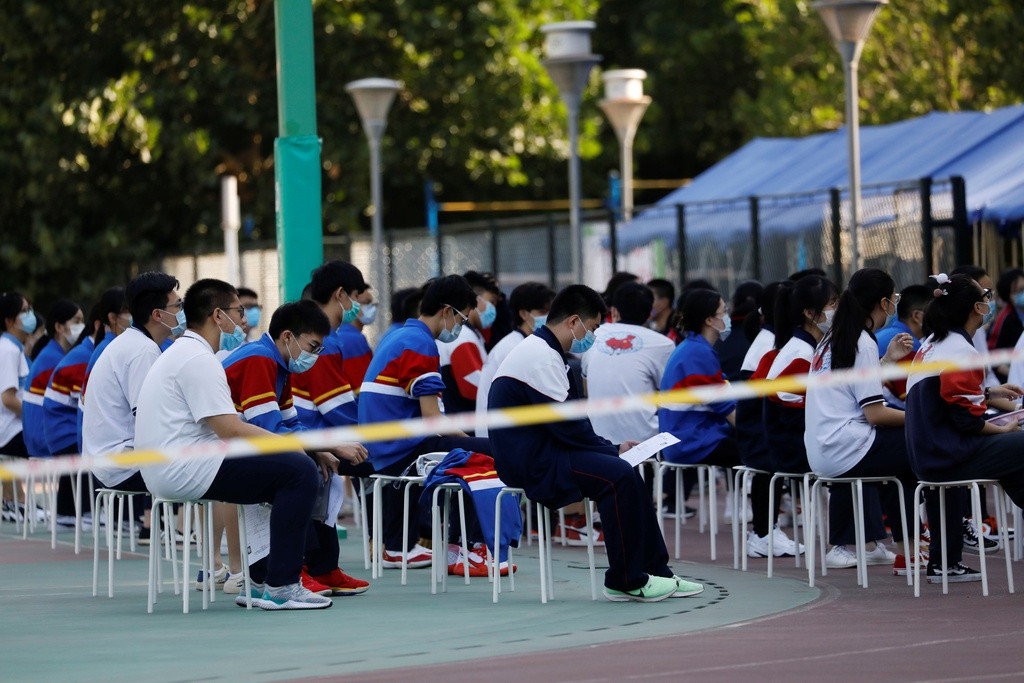 Bộ Giáo dục Trung Quốc cho biết số thí sinh năm nay tăng khoảng 400.000 người so với năm 2019. Kỳ thi được dời lại khoảng 1 tháng vì những quan ngại về đại dịch COVID-19. Quyết định dời ngày thi đại học đã được Bộ Giáo dục Trung Quốc thông báo vào ngày 31/3. Ảnh: Reuters.