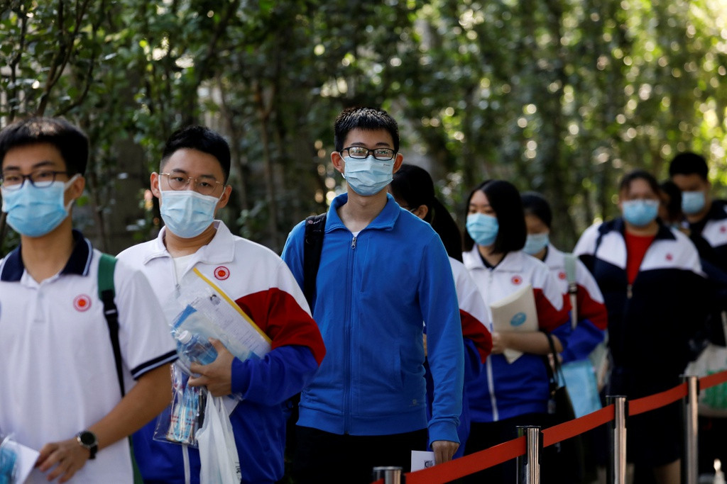 Theo China Daily, một khảo sát về kỳ thi năm nay cho thấy chỉ 7,3% thí sinh và phụ huynh tự tin đại dịch không ảnh hưởng đến quá trình chuẩn bị. Khoảng 60% thừa nhận không có tâm lý tốt khi chuẩn bị cho cao khảo và khoảng 30% thí sinh có điểm thi thử sa sút. Ảnh: Reuters.