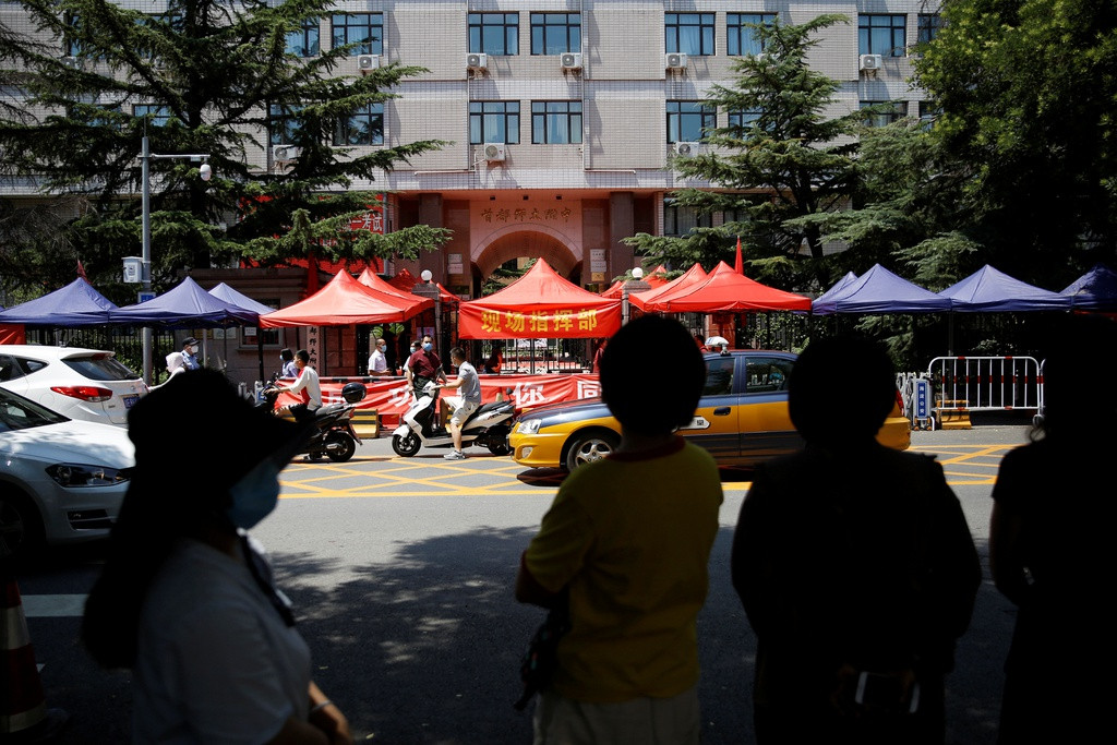 Thí sinh có nhiệt độ cơ thể trên 37,3 độ C không được vào phòng thi, theo China Daily. Để tránh trường hợp nhầm kết quả đo thân nhiệt của thí sinh do trời nắng nóng, các điểm thi chuẩn bị phòng đặc biệt để kiểm tra lại thân nhiệt cho thí sinh nào nghi đang sốt. Ảnh: Reuters.