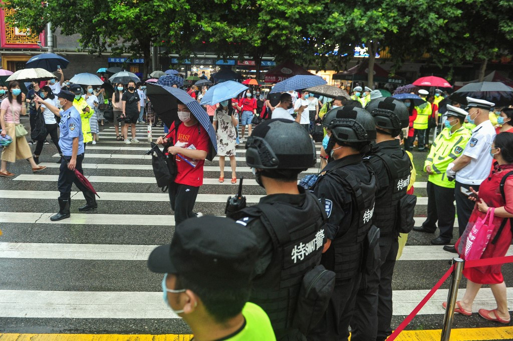 Cao khảo năm 2020 không chỉ đối diện những thách thức từ dịch bệnh mà còn cả diễn biến khó lường của mùa mưa lũ năm nay. Thí sinh các tỉnh miền Nam Trung Quốc phải đến điểm thi dưới trời mưa lớn. Một địa phương tại An Huy, với hơn 2.700 thí sinh, buộc phải tạm hủy ngày thi hôm nay vì lũ lụt. Đến 10h sáng 7/7, chỉ có khoảng 500 thí sinh có mặt tại các điểm thi của địa phương này. Ảnh: AFP.