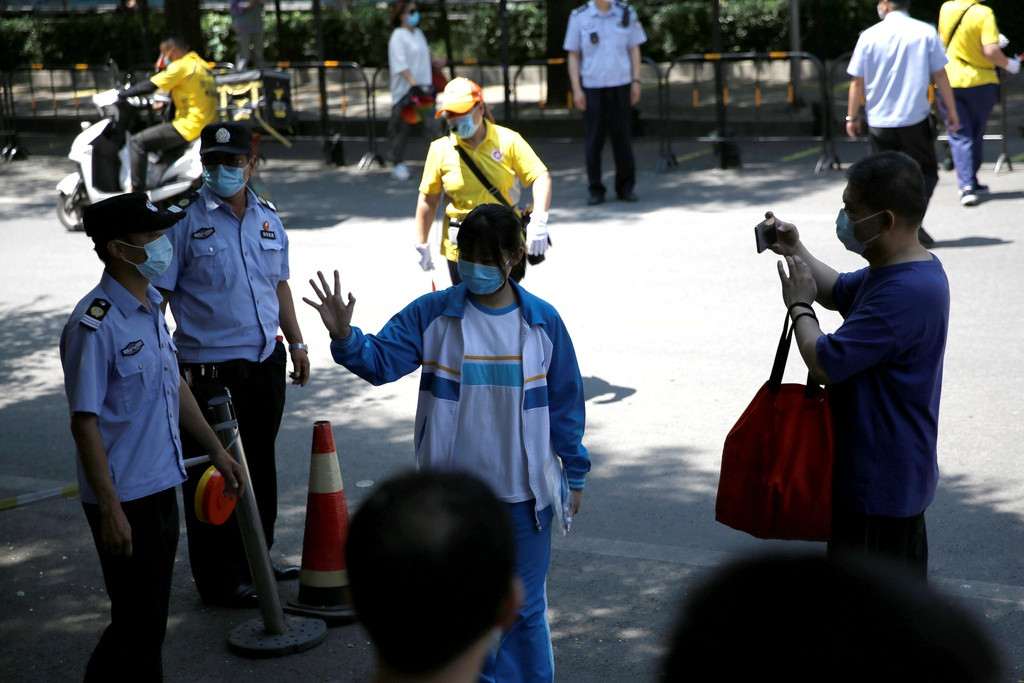 Đối với những thí sinh xuất hiện triệu chứng như ho, sốt hoặc vấn đề hô hấp tại điểm thi hoặc trước khi vào khu vực thi, hội đồng thi sẽ phối hợp với đại diện cơ quan y tế và cơ quan kiểm soát dịch bệnh để tư vấn, đánh giá thí sinh có nên tiếp tục thi hay không. Ảnh: AFP.