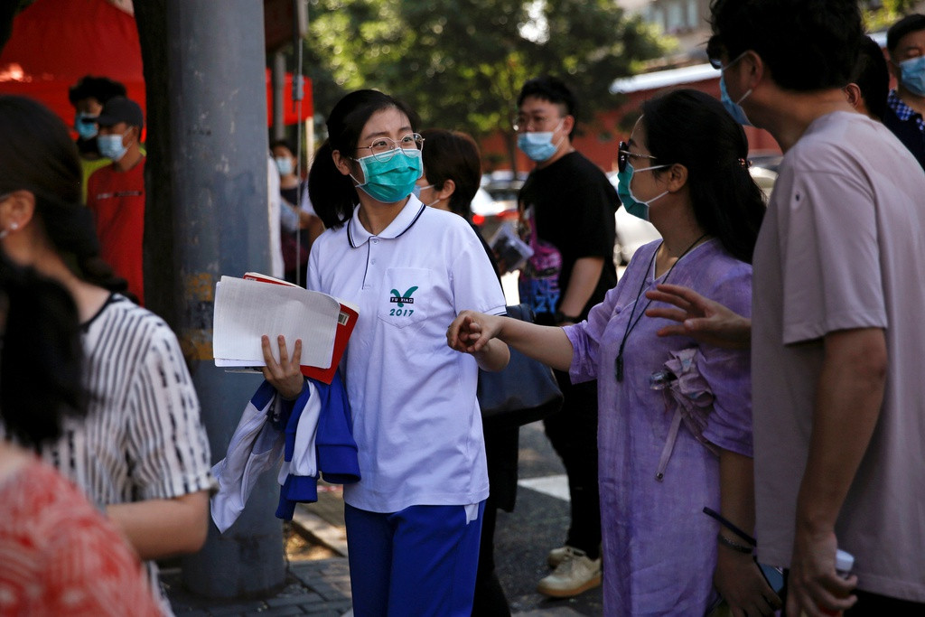 Trung Quốc cũng yêu cầu mỗi điểm thi chuẩn bị sẵn phòng thi dự phòng. Tỉ lệ chia phòng thi dự phòng là 1 phòng đặc biệt trên 10 phòng tiêu chuẩn. Những phòng này dành cho trường hợp thí sinh cần ngồi thi riêng. Mỗi điểm thi cần có ít nhất 3 phòng đặc biệt. Thí sinh xuất hiện triệu chứng được khuyến cáo bố trí 1 thí sinh/phòng thi. Trường hợp không đủ phòng, hội đồng thi có thể sắp xếp thí sinh có triệu chứng ngồi ở 4 góc phòng. Ảnh: Reuters.