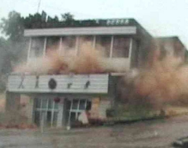 Ngoài ra, tình trạng mưa lớn kéo dài đã khiến nhiều công trình như bệnh viện, trường học, trạm cung cấp nước, hệ thống cầu đường, các xí nghiệp công nghiệp,... bị hư hỏng nặng nề. Ảnh: Sina.