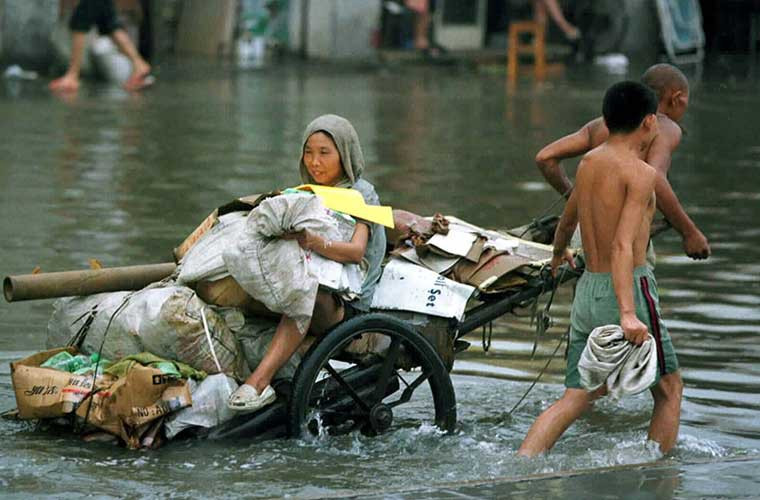 Tính đến hết tháng 8/1998, ước tính tổng thiệt hại kinh tế do mưa lũ gây ra đã lên tới hơn 20 tỷ USD. Ảnh: TQ Nhật báo.