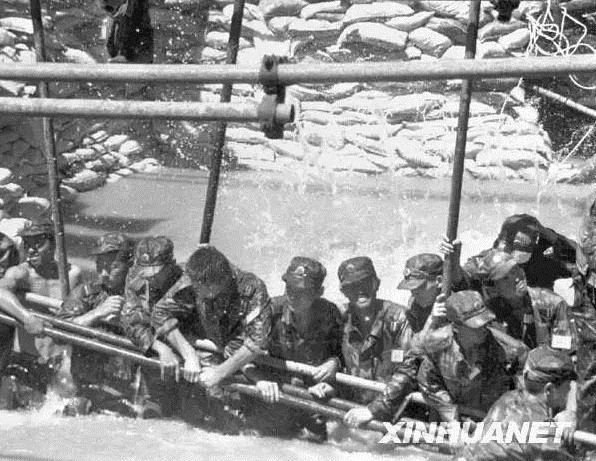 Các binh sĩ tham gia xây đê ngăn lũ ở Trung Quốc năm 1998. Ảnh: Tân Hoa Xã.