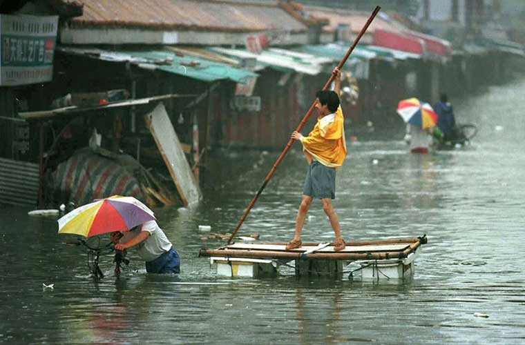 Đường phố ở Vũ Xương "chìm trong biển nước" ngày 23/6/1998. Ảnh: TQ Nhật báo.