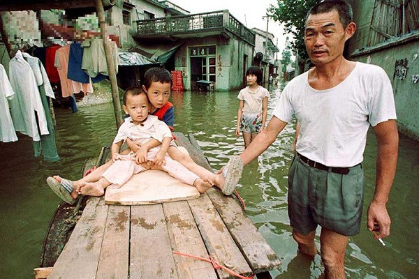 Hình ảnh ngập lụt ở Trung Quốc năm 1998. Ảnh: TQ Nhật báo.
