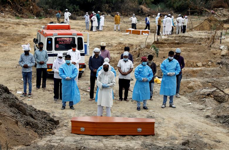 Những người Hồi giáo cầu nguyện cho một người tử vong vì virus corona tại nghĩa trang ở New Delhi hôm 4/6.