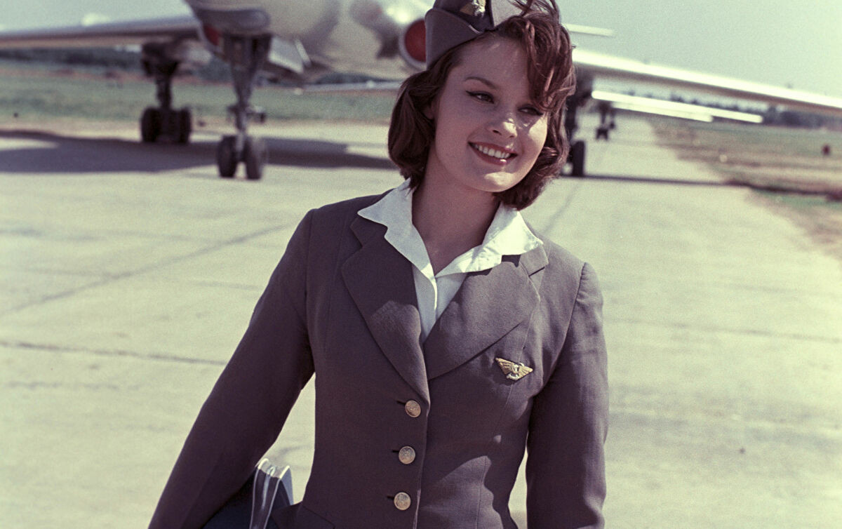 Theo Sputnik, nữ tiếp viên hàng không giống như những thiên thần. Họ xinh đẹp, tài năng và luôn sẵn lòng giúp đỡ người khác. Bộ ảnh của Sputnik dưới đây nói về các nữ tiếp viên hàng không trong thế kỷ 20. Ảnh: Tiếp viên hàng không tại sân bay Sheremetyevo ở thủ đô Moscow, Nga, năm 1964. (Nguồn ảnh: Sputnik)