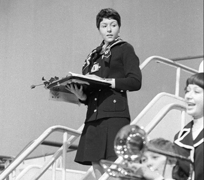 Nữ tiếp viên Irina Bazhenova (Liên Xô) là người chiến thắng trong cuộc thi quốc tế tiếp viên hàng không các nước xã hội chủ nghĩa vào năm 1977. Mời độc giả xem thêm video: Váy siêu ngắn của tiếp viên hàng không Nhật Bản gây sốt hồi năm 2014 (Nguồn video: VTC14)