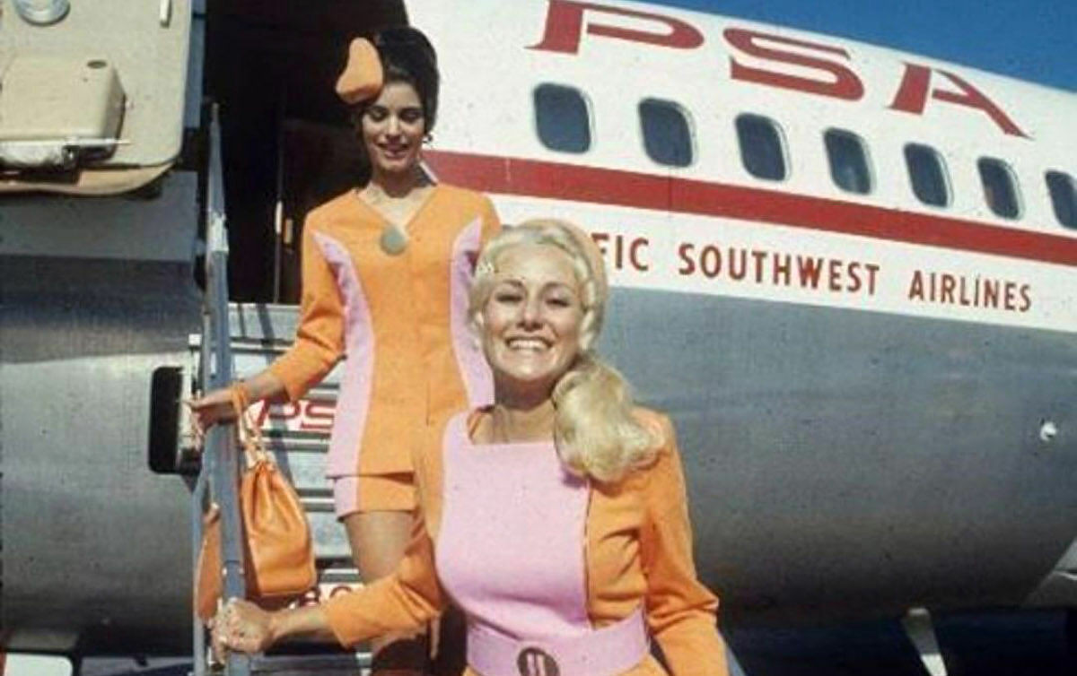 Hai nữ tiếp viên của hãng hàng không Pacific Southwest Airlines cười tươi khi xuống máy bay năm 1960.