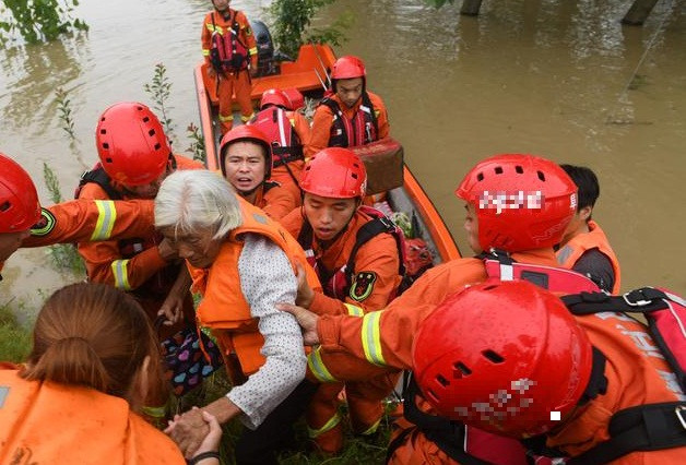 Lực lượng cứu hộ sơ tán cư dân bị ảnh hưởng do lũ lụt ở Phụ Nam, tỉnh An Huy, hôm 21/7.