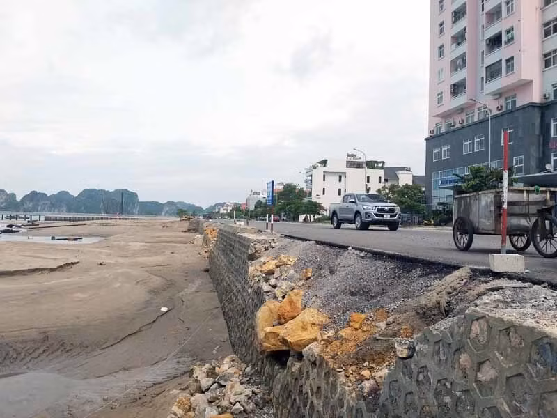 Oto lao xuong bien, 4 nguoi chet: Don vi thi cong “phot lo” chi dao ATGT-Hinh-4