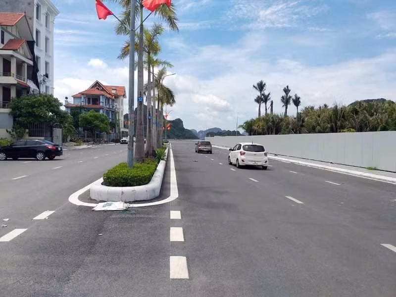 Oto lao xuong bien, 4 nguoi chet: Don vi thi cong “phot lo” chi dao ATGT-Hinh-5