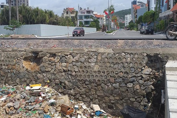 Oto lao xuong bien, 4 nguoi chet: Don vi thi cong “phot lo” chi dao ATGT