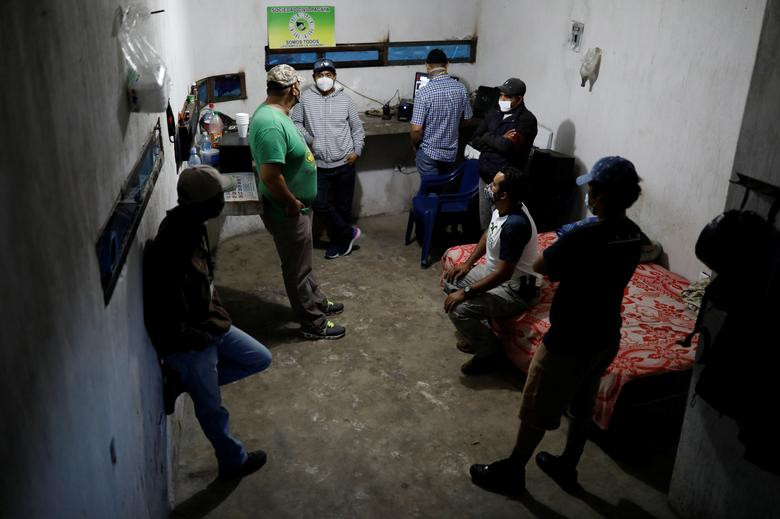 Họ tự tổ chức các buổi tuần tra ở San Vicente Pacaya trong nỗ lực đối phó với sự bùng phát của dịch COVID-19.