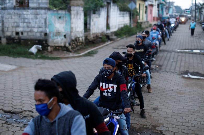 Lực lượng tuần tra đi mô tô trên đường phố San Vicente Pacaya ngày 11/7.