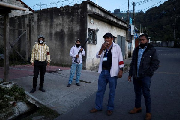 Tổng thống Guatemala Alejandro Giammattei ngày 22/6 cho biết 151 nhân viên làm việc trong Phủ Tổng thống có kết quả xét nghiệm dương tính với virus SARS-CoV-2, trong đó có 1 trường hợp tử vong.