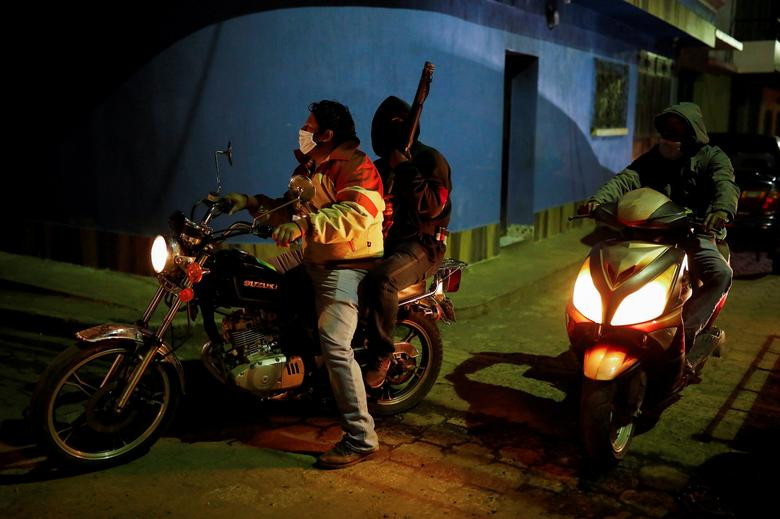 Theo Reuters, hình ảnh những người dân thường được vũ trang đi tuần tra trên đường phố trở nên quen thuộc ở San Vicente Pacaya (Guetamala). Mục đích của họ là để đảm bảo mọi người tuân thủ lệnh giới nghiêm mà chính phủ ban hành nhằm ngăn chặn sự lây lan của dịch COVID-19 tại quốc gia Trung Mỹ này. (Nguồn ảnh: Reuters)