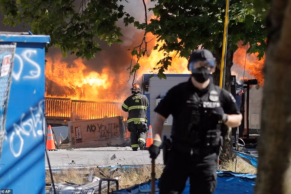 Được biết, ngoài Seattle, cuộc biểu tình cũng diễn ra ở nhiều thành phố khác như thành phố Portland thuộc bang Oregon và thành phố Austin thuộc bang Texas...