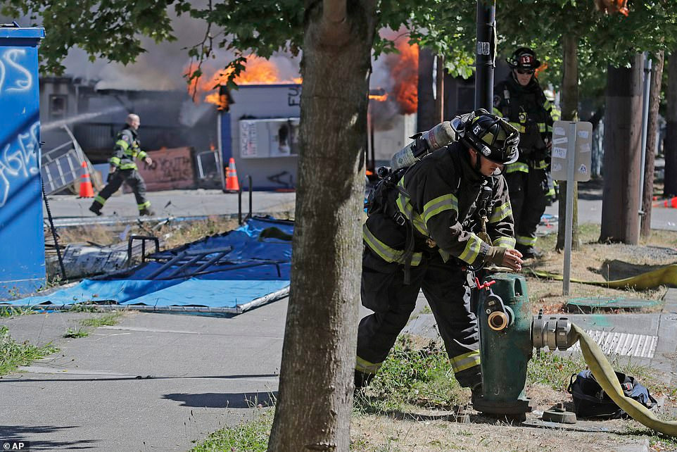 Ngoài ra, 21 sĩ quan cảnh sát bị thương do người biểu tình quá khích ném gạch đá và chất nổ.
