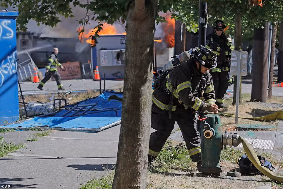 Ngoài ra, 21 sĩ quan cảnh sát bị thương do người biểu tình quá khích ném gạch đá và chất nổ.