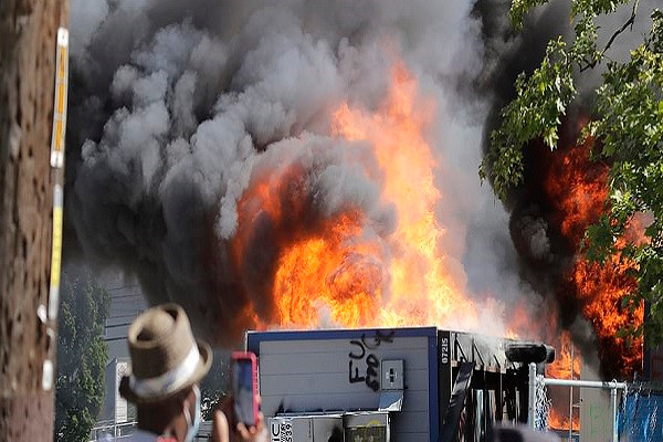 Một số người biểu tình quá khích đã phóng hoả công trình xây dựng cơ sở giam giữ người phạm tội vị thành niên ở quận King.