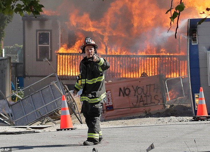 Theo Daily Mail, đụng độ giữa cảnh sát và người biểu tình ủng hộ phong trào Black Lives Matter (Mạng sống người da màu cũng quan trọng) đã xảy ra tại thành phố Seattle từ chiều 25/7. (Nguồn ảnh: Daily Mail/AP)