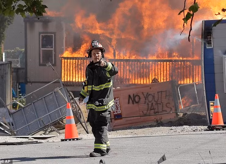 Theo Daily Mail, đụng độ giữa cảnh sát và người biểu tình ủng hộ phong trào Black Lives Matter (Mạng sống người da màu cũng quan trọng) đã xảy ra tại thành phố Seattle từ chiều 25/7. (Nguồn ảnh: Daily Mail/AP)