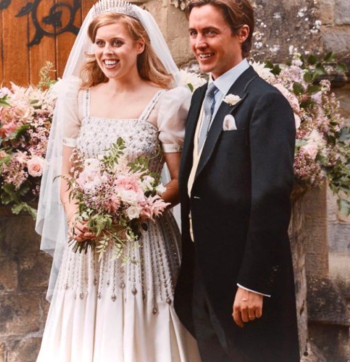 Trong lễ cưới, Beatrice đội chiếc vương miện từng được Nữ hoàng Elizabeth II đội trong đám cưới của bà hồi năm 1947. Ảnh: Insider.