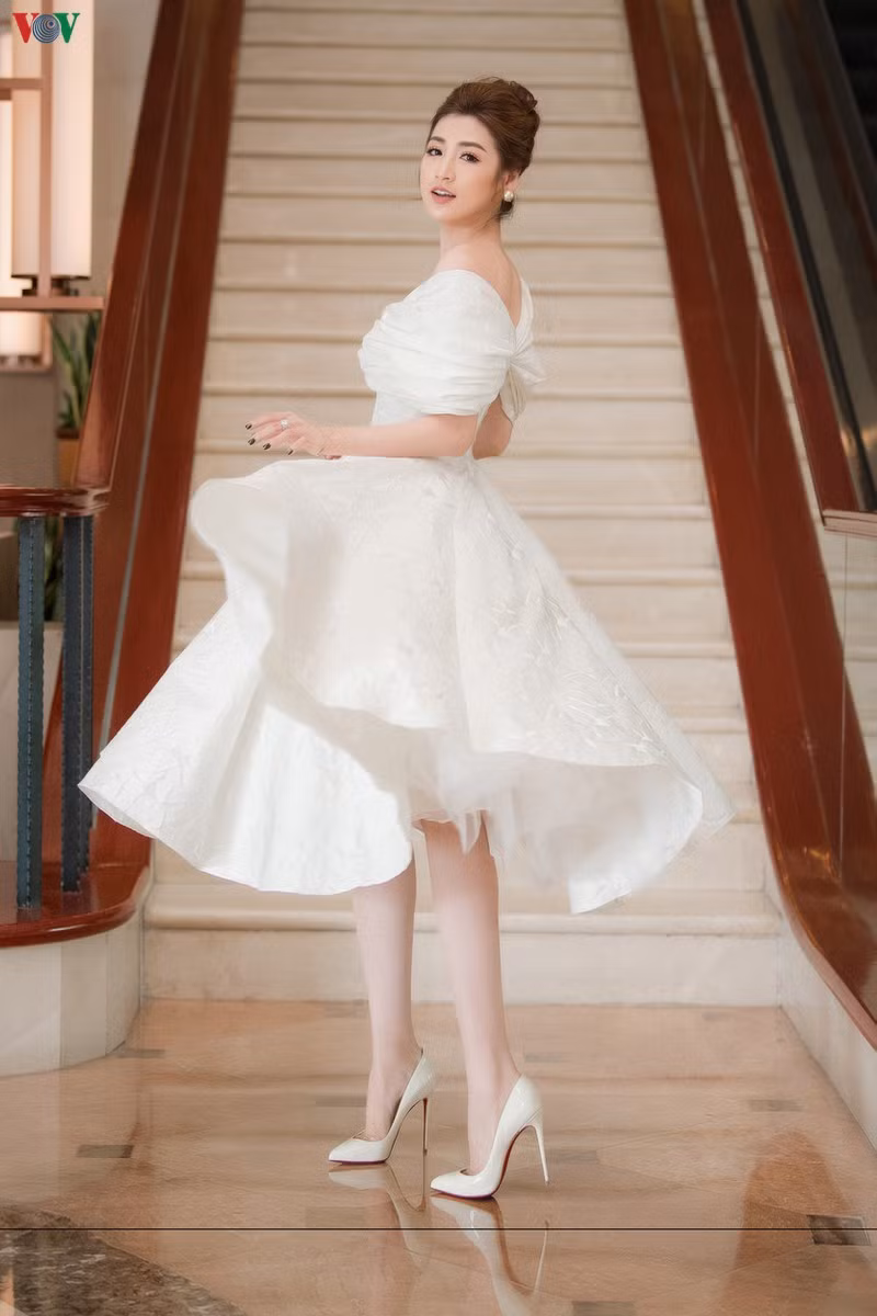 Á hậu Tú Anh tiết lộ chỉ có 500.000 đồng trong ví mỗi khi ra đường - Hình 12 A hau Tu Anh tiet lo chi co 500.000 dong trong vi moi khi ra duong-Hinh-12