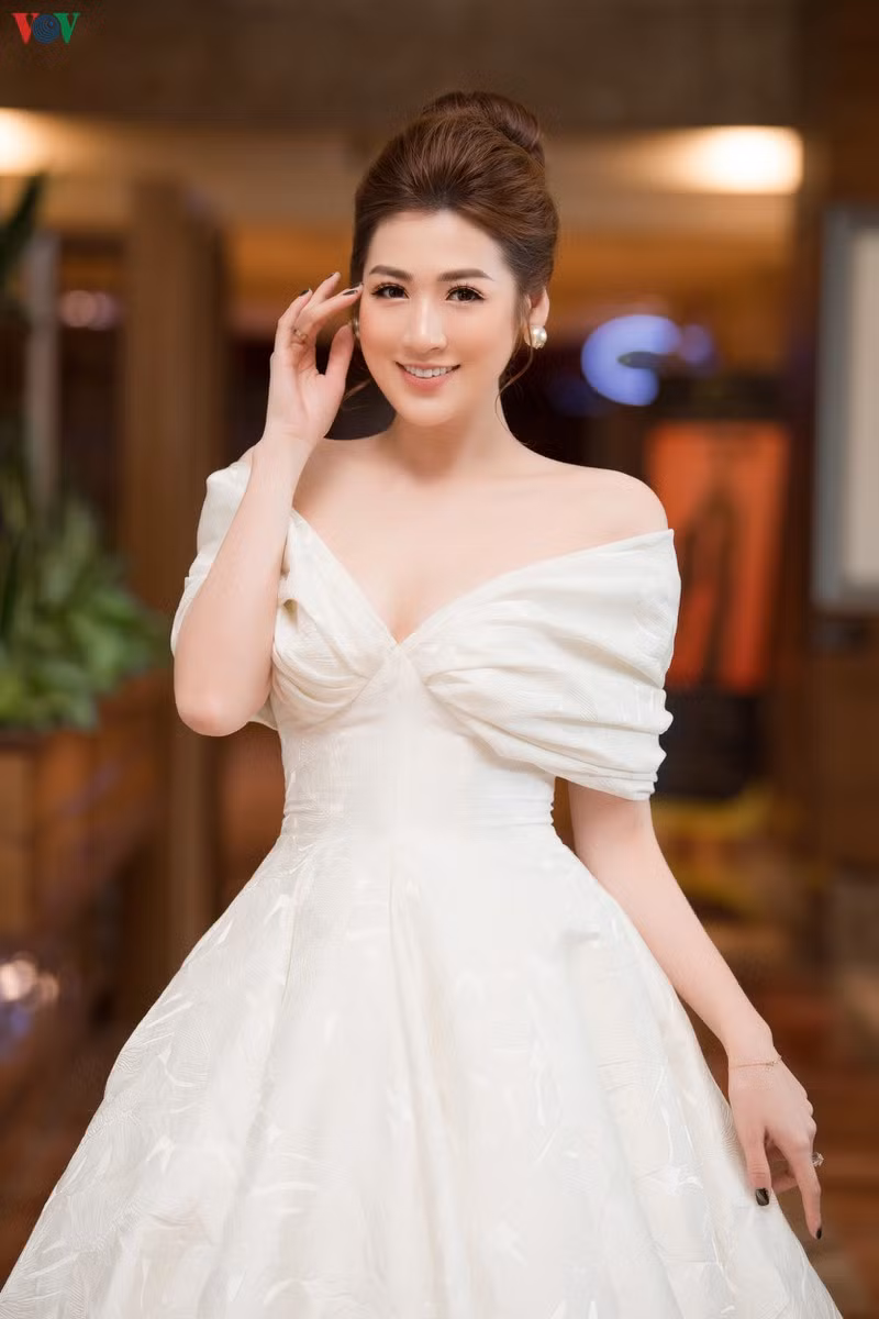 Á hậu Tú Anh tiết lộ chỉ có 500.000 đồng trong ví mỗi khi ra đường - Hình 5 A hau Tu Anh tiet lo chi co 500.000 dong trong vi moi khi ra duong-Hinh-5