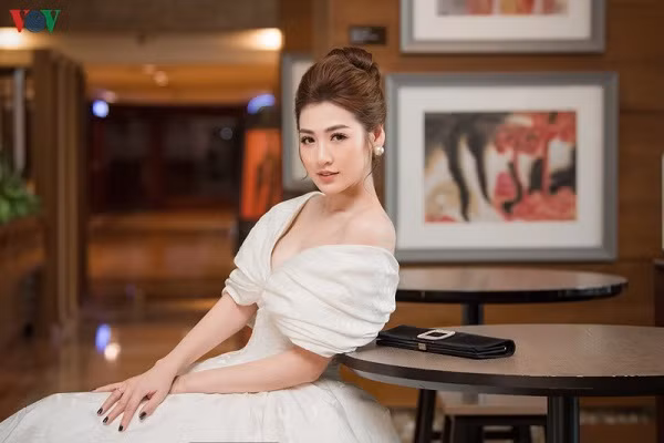 Á hậu Tú Anh tiết lộ chỉ có 500.000 đồng trong ví mỗi khi ra đường - Hình 7 A hau Tu Anh tiet lo chi co 500.000 dong trong vi moi khi ra duong-Hinh-7