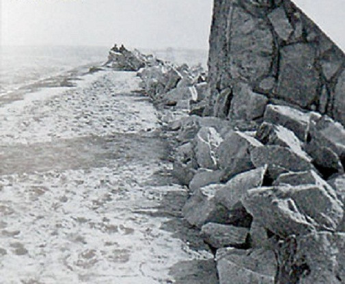 Con đập Thạch Mạn Than ở thượng nguồn sông Hoài bị vỡ trước, tạo ra một bức tường nước khổng lồ dội vào đập Bản Kiều. Nửa giờ sau, đập Bản Kiều đổ sụp. Ảnh: Đỉnh đập và tường chắn sóng của đập Bản Kiều sau trận lũ. Ảnh: MC.