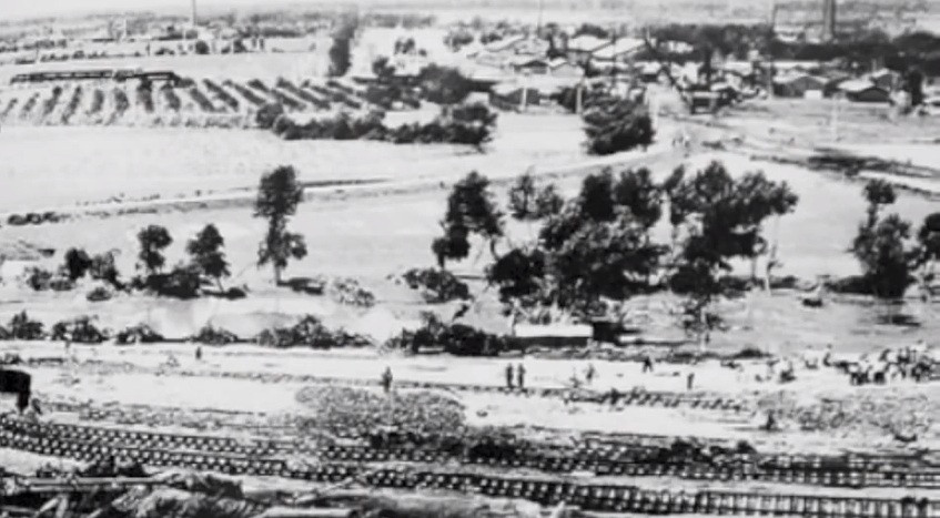 Khi đập Bản Kiều vỡ vào rạng sáng ngày 8/8/1975, dòng nước với vận tốc lên tới 50km/h dồn dập chảy về phía thung lũng bên dưới, cuốn đi 62 đập khác như "hiệu ứng domino". Chỉ trong vài phút, toàn bộ các làng mạc với hàng nghìn cư dân bị nhấn chìm.