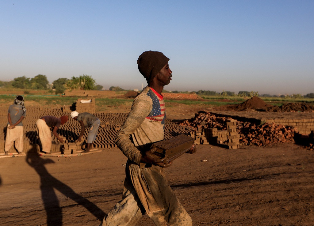 Ngay cả bên trong Sudan, người dân cũng có suy nghĩ mâu thuẫn về lợi ích và tác hại của siêu đập thủy điện này. Sông Nile thường có lũ lụt vào mùa hè. Những trận lũ này mặc dù đem đến dinh dưỡng và khoáng chất làm cho hai bờ sông trở nên màu mỡ, nó cũng gây thiệt hại cho người dân ven sông.