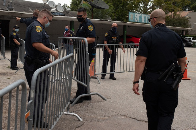 Cua sau LSQ Trung Quoc o Houston bi pha bang khoan dien, xa beng-Hinh-4