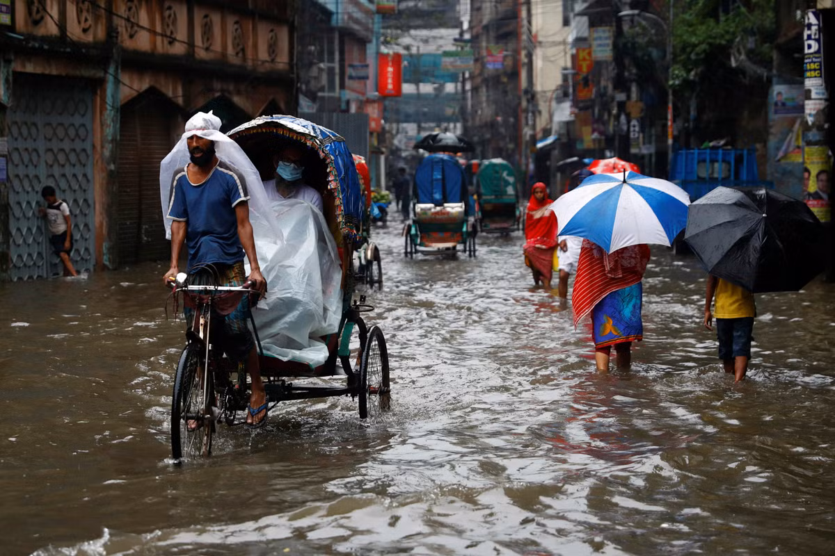 Giới chức Bangladesh cảnh báo về thảm họa lớn hơn có thể xảy ra. "Lũ lụt kéo dài trong ít nhất 20 ngày và có khả năng sẽ tiếp diễn trong 10 ngày tới do mưa lớn ở Bangladesh và Ấn Độ", Phó Giám đốc Trung tâm Dự báo và Cảnh báo lũ Bangladesh, cho biết.