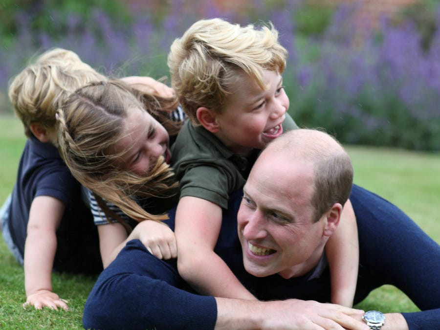 Những bức ảnh dưới đây cho thấy tiểu Hoàng tử George, tiểu Công chúa Charlotte và tiểu Hoàng tử Louis cũng giống như bao em nhỏ khác, dù là thành viên của gia đình Hoàng gia Anh. (Nguồn ảnh: Insider)